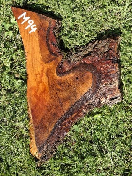 M094 Meruňkové dřevo 40x20-30x4 cm